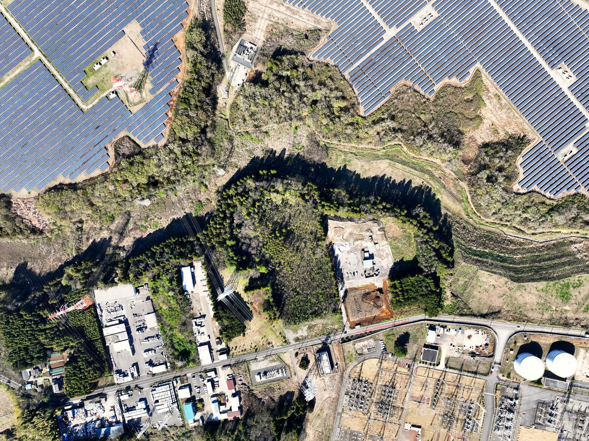 大規模太陽光発電所と変電設備を上空から望む(千葉県市原市潤井戸)